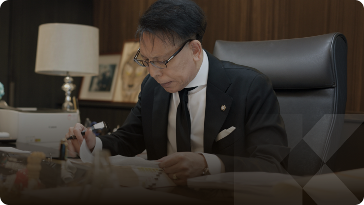 업무 중인 BK파트너스 대표변호사 백홍기